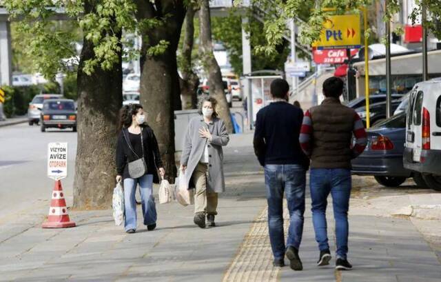 5月4日，人们戴着口罩在土耳其安卡拉街头行走。新华社发（穆斯塔法·卡亚摄）