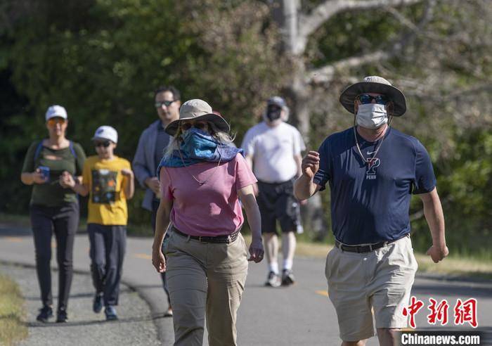 当地时间5月4日，美国旧金山湾区市民在圣马特奥县索耶营地步道上享受阳光。当日，湾区“居家令”开始适度“松绑”，部分行业和设施重新开放。中新社记者刘关关摄