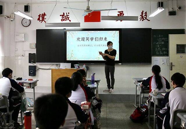 班主任欢迎高三学生重返校园。