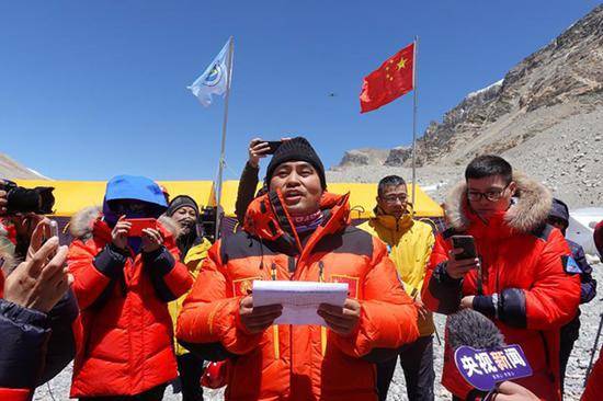 李国鹏在5月6日测量登山队员出发仪式上讲话。