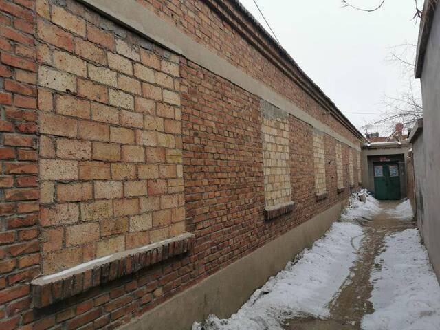 2020年1月15日，非法手术场地紧邻居民区的一条胡同，手术室后窗已用砖头封堵。新京报记者李英强摄