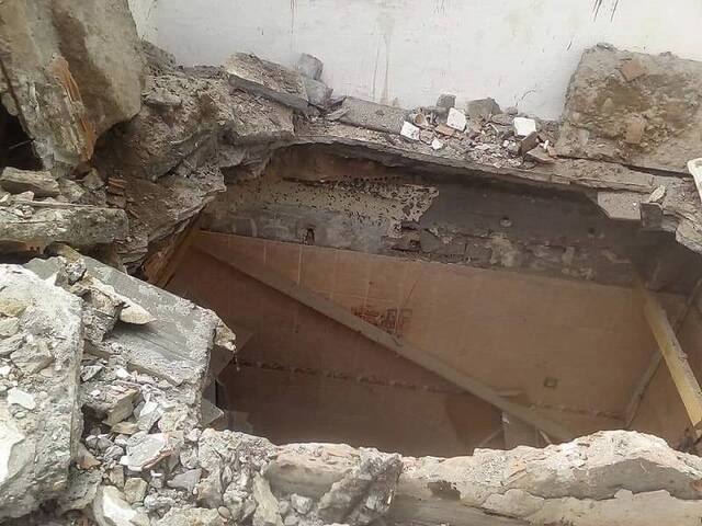 阿尔及利亚一座六层住宅楼发生部分楼层坍塌事故 被救妇女伤势严重