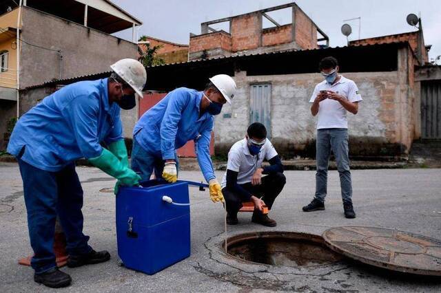 4月，研究人员在巴西东部贝洛奥里藏特市收集下水道污水样本以检测新冠病毒。图据《华尔街日报》