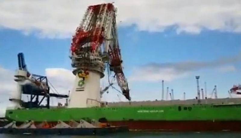 德国码头一5000吨巨型起重机负载测试时拦腰折断