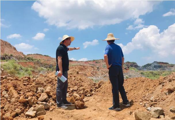 中央第二生态环境保护督察组现场检查福建省风景名胜区内采矿问题。图片来自生态环境部