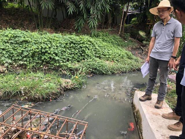 中央第二生态环境保护督察组现场检查福建省宁德市黑臭水体。图片来自生态环境部