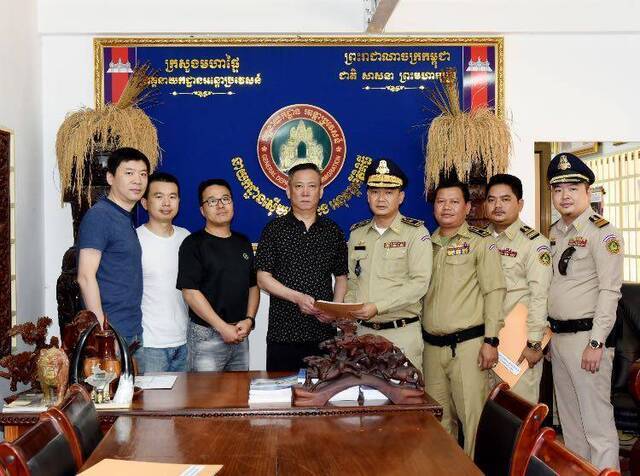 陈振峰（左四）和同事与柬埔寨执法人员