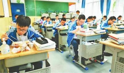 武汉高三学子尝新“高考式食堂”