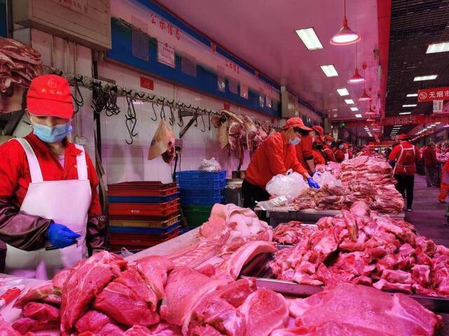近期批发市场上猪肉消费以家庭为主，前来买肉的主要是普通市民。摄新京报记者陈琳