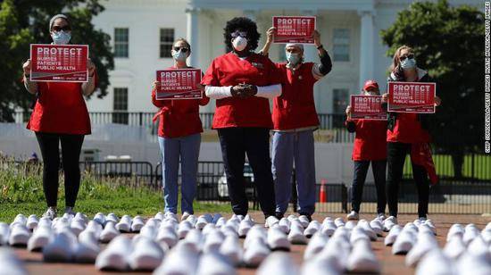 美国全国护士联盟的成员于周四在白宫对面抗议。（图源：CNN）