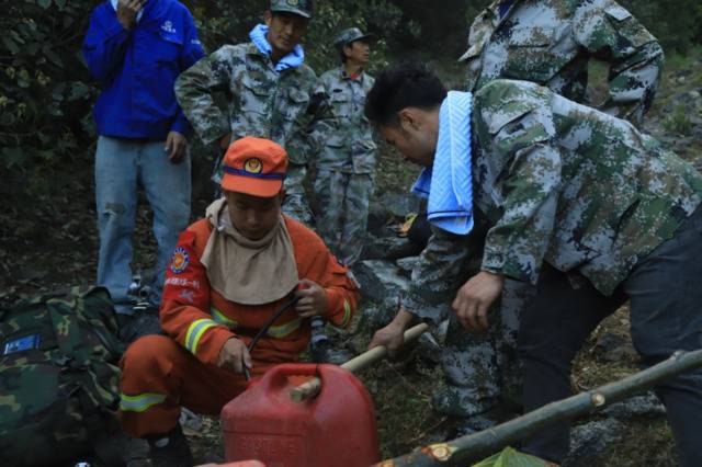 冕宁县泸沽镇的民兵帮着将油料送到山顶。