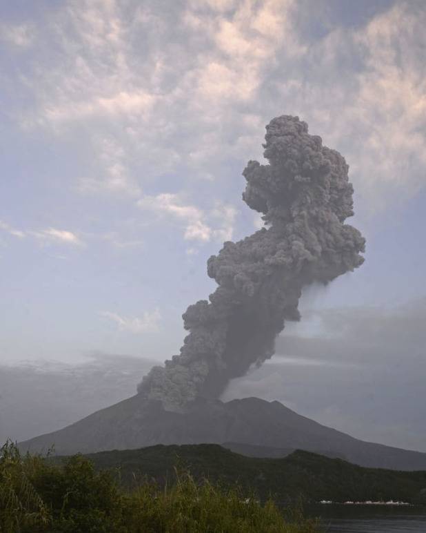 樱岛火山喷出高达4200米的灰柱（共同社）
