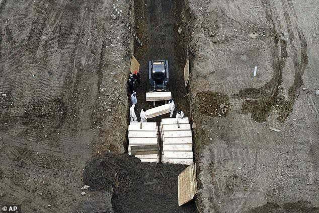 纽约在自由女神像附近新建临时停尸场，由数十辆冷藏车组成