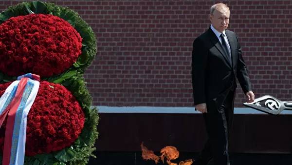 普京当日向红场无名烈士墓献了一束玫瑰花。