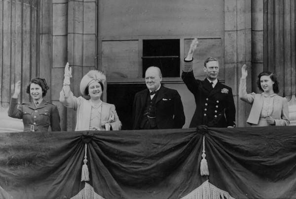 75年前的胜利日，英国王室与首相丘吉尔向民众挥手，左一为时年19岁的伊丽莎白。