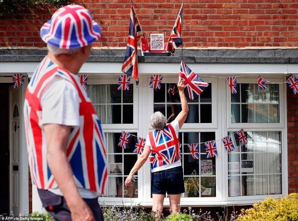 英国民众在房前挂满国旗。