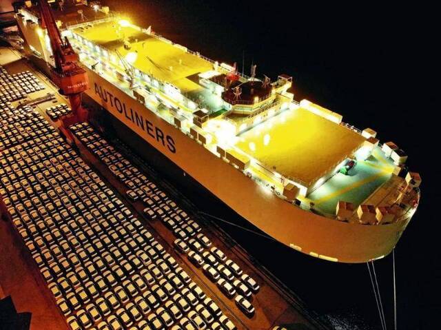  3月14日，江苏连云港，一艘大型远洋滚装轮在港东方公司码头准备装载出口中东的车辆。图/IC