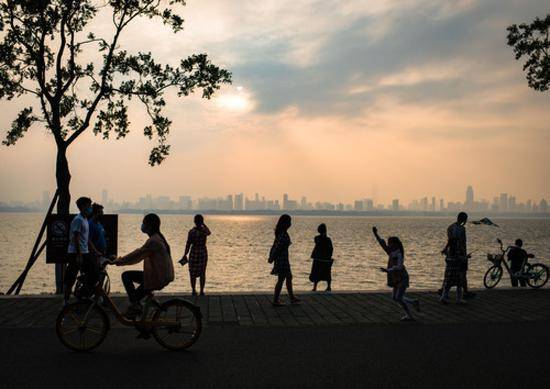 人们在武汉东湖绿道游玩（5月5日摄）。新华社记者肖艺九摄
