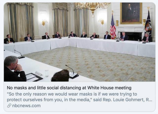 “没有口罩、社交距离不足的白宫会议”。/NBC报道截图