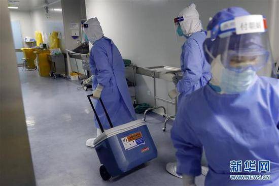 4月24日，来自山东的供肺顺利抵达武汉协和医院西院区，手术室的护士将转运箱消毒后进行术前准备。（来源：新华网）