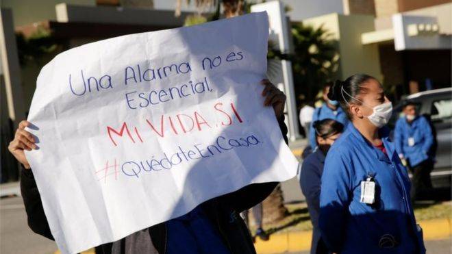 △图为墨西哥工人抗议现场手中标语写道：我的生命才是最重要的，自我隔离留在家里