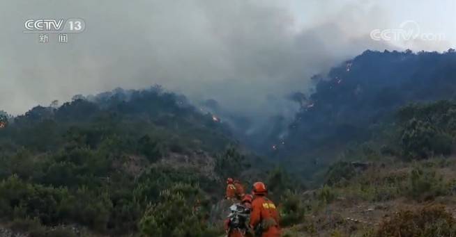 四川凉山过火面积近40公顷 仍在扑救