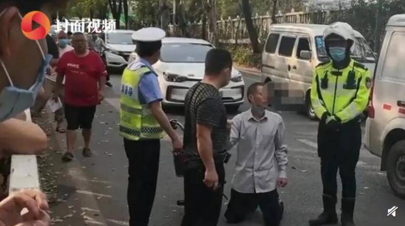 5旬男子未带头盔被罚后下跪?警方:非法营运 尚未处罚