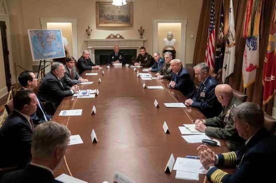 特朗普9日晚和军方高层举行会议。/图片来自白宫推特