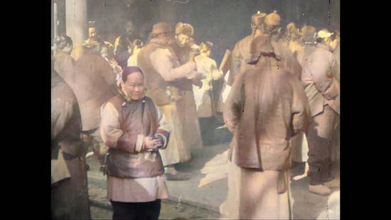 远在纽约的北京小伙 用AI修复了100年前的北京老影片