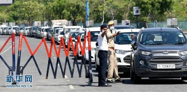 ▲4月22日，警察在印度德里和诺伊达之间的道路上设卡检查来往车辆，以防范新冠疫情蔓延。新华社发（帕塔·萨卡尔摄）