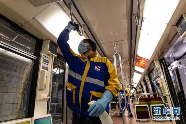 ▲4月30日，在法国巴黎附近的万塞讷，工作人员为地铁一号线的列车消毒。新华社发（奥雷利安·莫里萨尔摄）