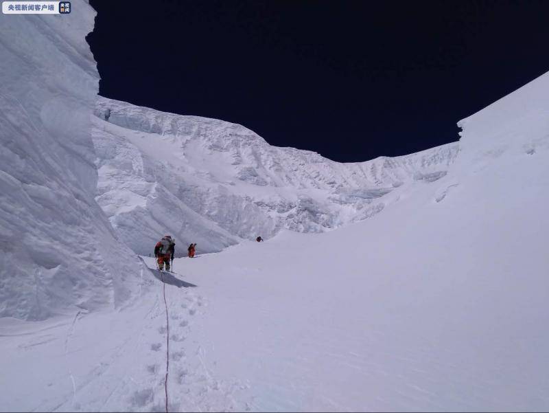 △运输队员攀爬北坳冰壁图片拍摄：巴桑塔曲