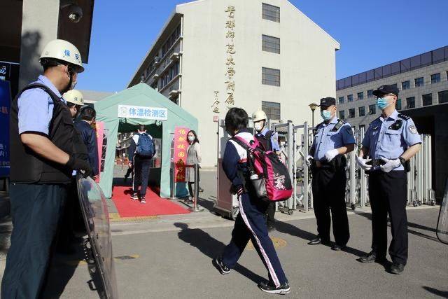 北京初三学生复课，首师附中严格要求学生不扎堆、不聚集