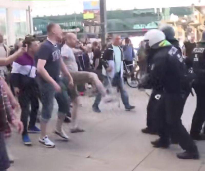 德国抗议民众与警察发生冲突