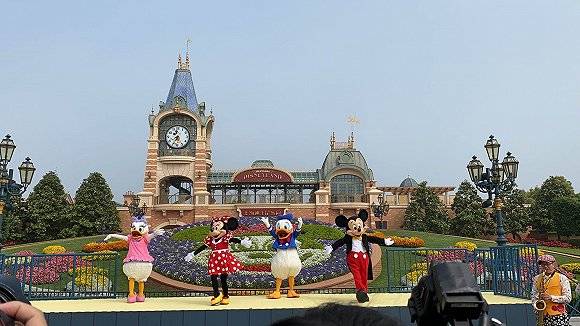迪士尼朋友在欢迎游客。图片拍摄：刘雨静