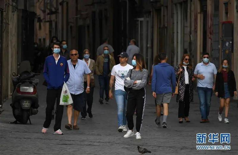 ▲5月8日，人们行走在意大利首都罗马街头。新华社发（阿尔贝托·林格利亚摄）