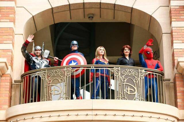 上海迪士尼乐园重开 公主和超级英雄集体迎客