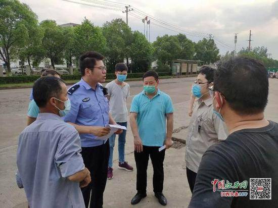 民警与厂方沟通，让在外打工四年的男子办理快速离职手续，与父亲尽快赶回老家。