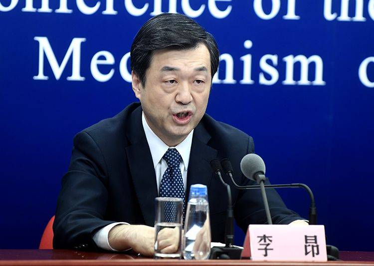 北京市新冠肺炎救治专家组成员、北京地坛医院院长李昂回答记者提问。