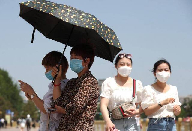 ▲2020年5月11日，北京，游客顶烈日游览天安门广场热情不减。图据ICphoto