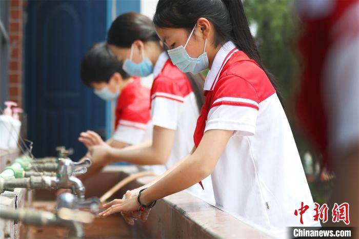 江西省宜春市上高县墨山中心小学学生们饭前正在用洗手液洗手。陈旗海摄