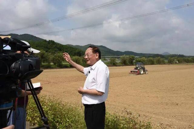 罗锡文院士介绍无人农场。图由受访单位提供