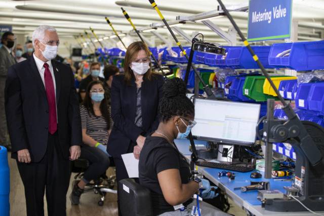 当地时间4月30日，美国副总统彭斯参观通用汽车公司生产呼吸机的工厂。（来源：美联社）