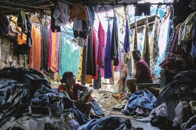 印度孟买“多比迦特”千人洗衣厂，可容纳千人同时手工洗衣。