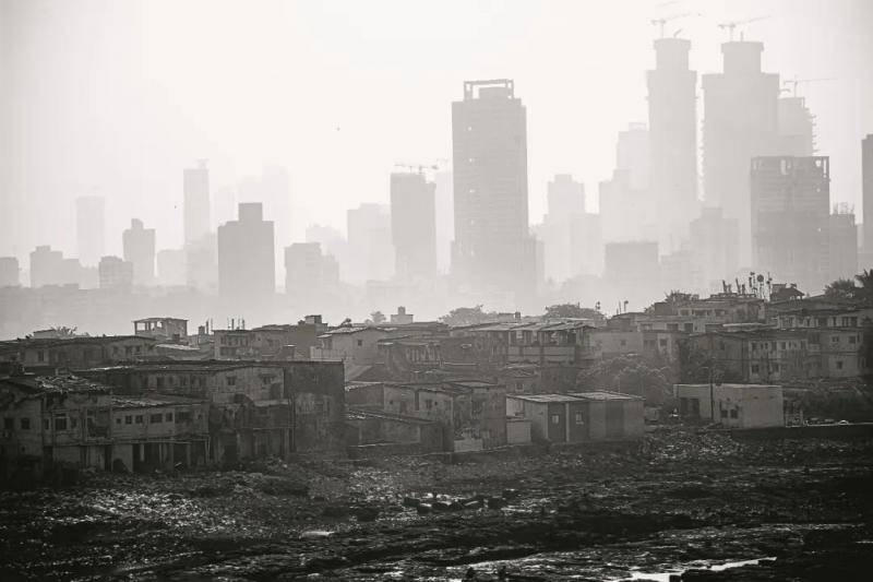 孟买鳞次栉比的高楼之下，是一片片低矮的黑灰色轮廓，那里是世界第二、亚洲最大的达哈维贫民窟（Dharavi Slum），因奥斯卡获奖电影《贫民窟的百万富翁》而闻名于世。