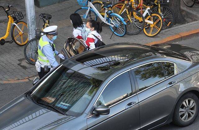 初三学生今日返校复课 交警帮开车门保证车辆即停即走