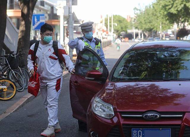 初三学生今日返校复课 交警帮开车门保证车辆即停即走