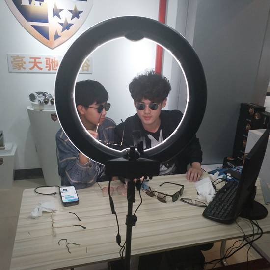 义乌工商职业技术学院学生厉潇天和陈宏炳在直播工作室。图片由学校提供