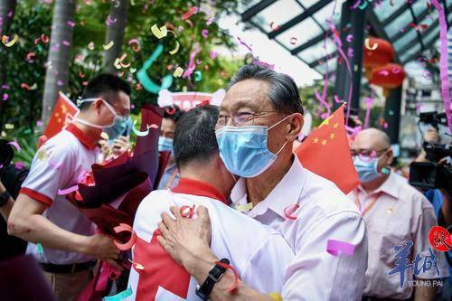 “在炮火中抗疫”的援伊拉克医生回院，钟南山揽肩合影笑开怀