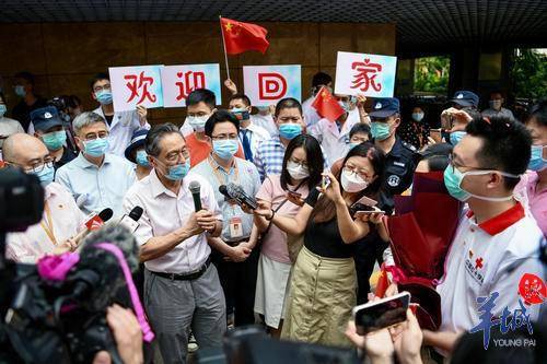 “在炮火中抗疫”的援伊拉克医生回院，钟南山揽肩合影笑开怀